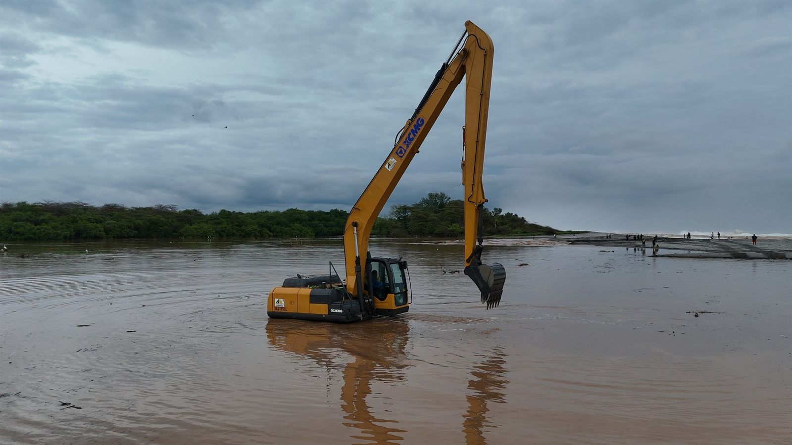 Excavadora anfibia especializada ALMACO — única en El Salvador